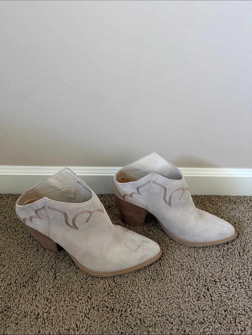 Dolce Vita | Cream Suede Western-Ankle Booties | Size 8.5 - Picture 4 of 4